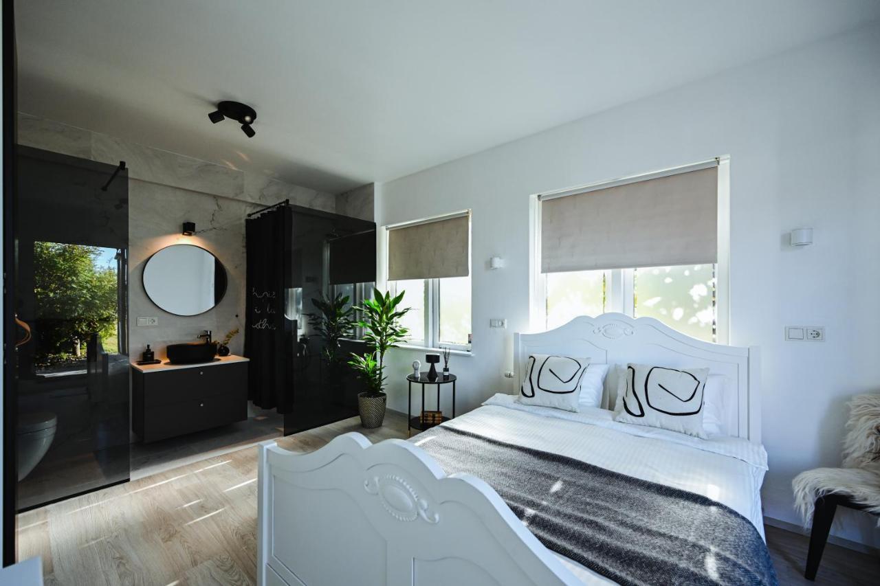 Alka - Cozy Room By The Sea With Private Hot Tub Njarthvik Экстерьер фото