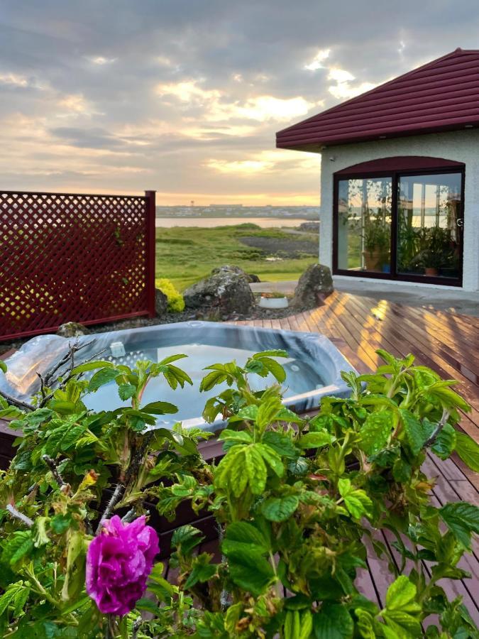 Alka - Cozy Room By The Sea With Private Hot Tub Njarthvik Экстерьер фото